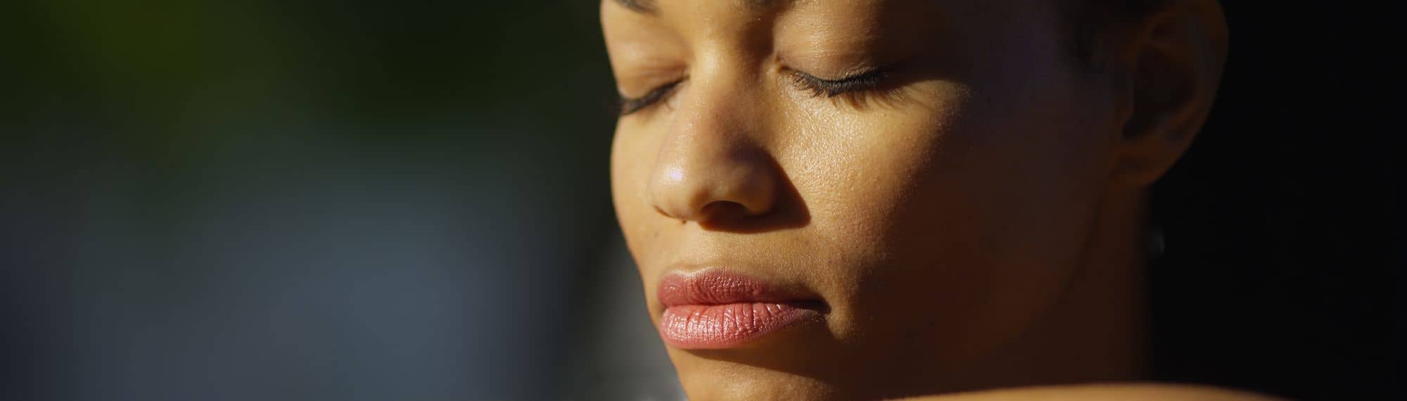 Visage de femme en cours de méditation